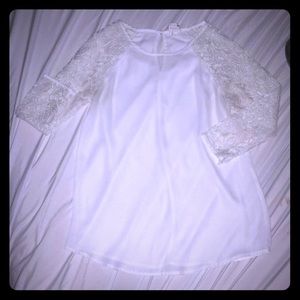 Blouse with lace sleeves